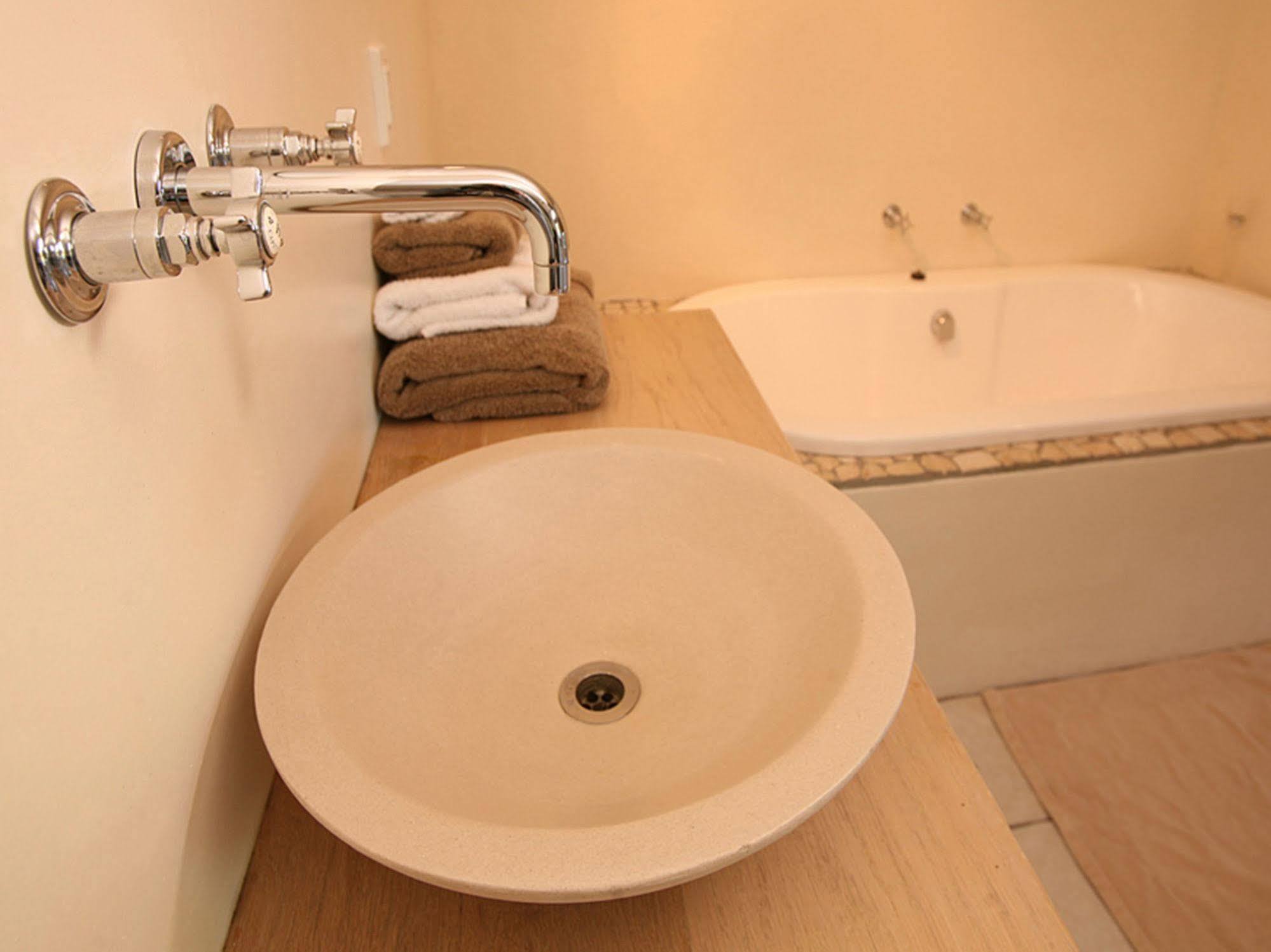 האוט ביי Art Gallery Guest House - Thandekayo מראה חיצוני תמונה